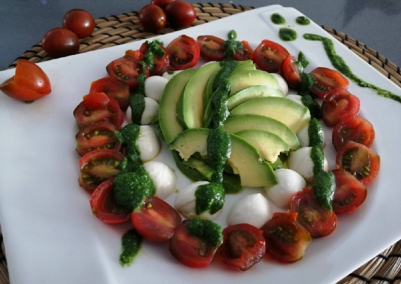 Ensalada de aguacate, mozzarella y tomate cherry
