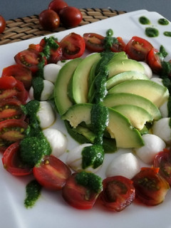 Una foto de Ensalada de aguacate, mozzarella y tomate cherry