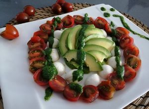 Una foto de Ensalada de aguacate, mozzarella y tomate cherry