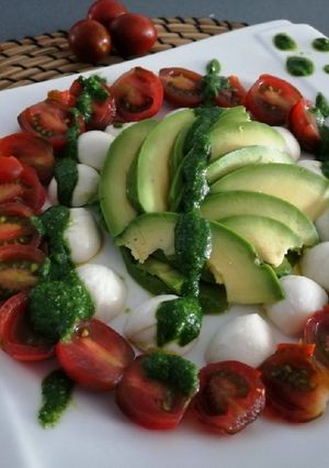 Una foto de Ensalada de aguacate, mozzarella y tomate cherry