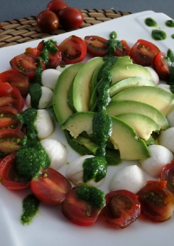 Una foto de Ensalada de aguacate, mozzarella y tomate cherry