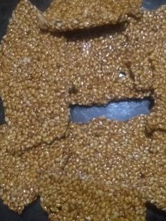 તલની ચીકી (Til Chikki Recipe in Gujarati) રેસીપી મુખ્ય ફોટો