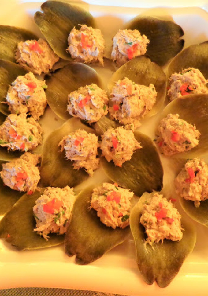 Una foto de HOJAS DE ALCACHOFAS RELLENAS CON ATÚN. JON STYLE