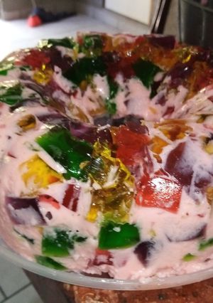 Una foto de Mosaico con yogurt de fresa