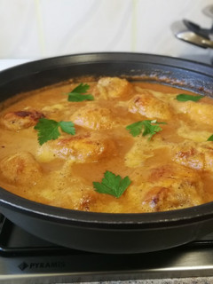 Una foto de Jamoncitos de pollo en salsa casera