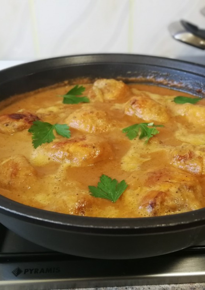 Una foto de Jamoncitos de pollo en salsa casera