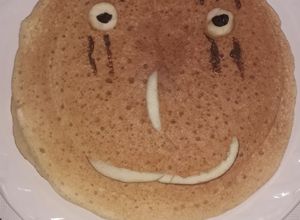 Una foto de Enormes panquques de carita para mamá