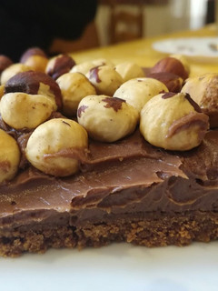 Una foto de Tarta de queso y nutella con avellanas tostadas