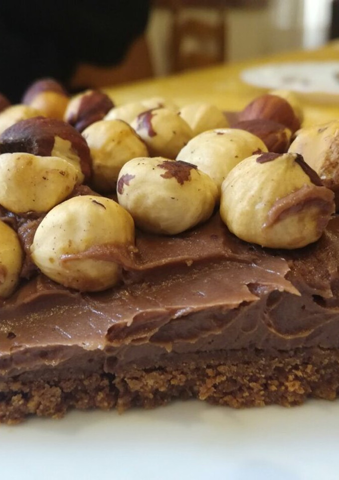 Una foto de Tarta de queso y nutella con avellanas tostadas