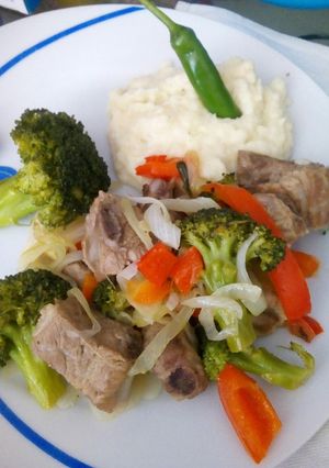 Una foto de Costillitas con brócoli
