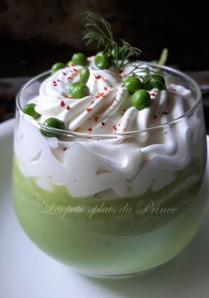 Une photo de Cappuccino de petits pois