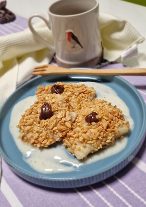 Mogyorókrémes derelye, mogyoró bundában, édes sajtkrémre fektetve (vegán) recept fotója