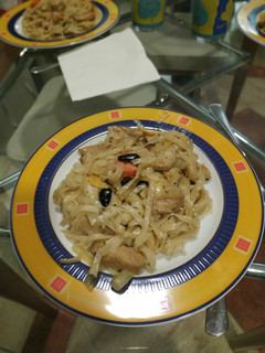 Una foto de Fideos de arroz con bambú, pollo y soja