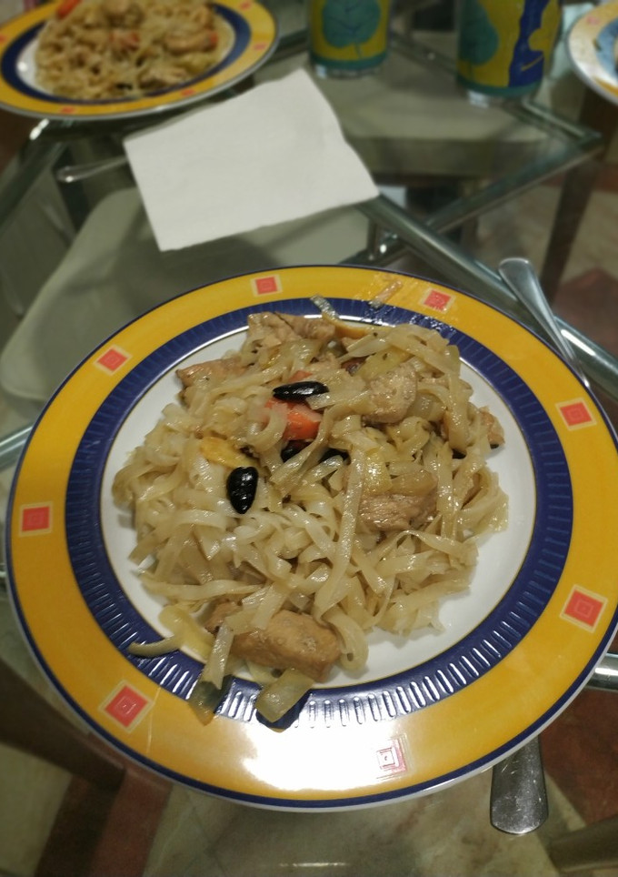 Una foto de Fideos de arroz con bambú, pollo y soja