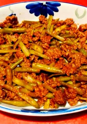 A picture of Beef, Pork Sausages with Green Beans 😍🐂🐖🥗🌶.