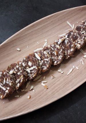 पिन खजूर की बर्फी (pin Khajur ki barfi recipe in Hindi) रेसिपी मुख्य फोटो