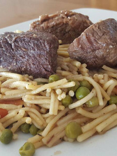 Una foto de Carne guisada con fideos