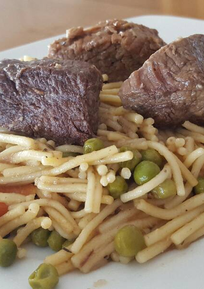 Una foto de Carne guisada con fideos