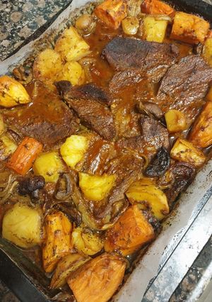 Una foto de Carne al horno con verduras y salsa de vino