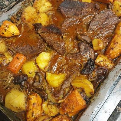 trimestre Manchuria perrito Carne al horno con verduras y salsa de vino manjar 😋 Receta de miriam-  Cookpad