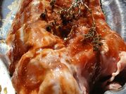 Una foto de costillas asar a la barbacoa