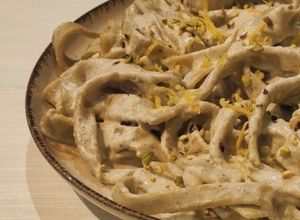 Foto di Tagliatelle di pistacchio con salsa tartufata bianca zest di limone e pepe di Sichuan
