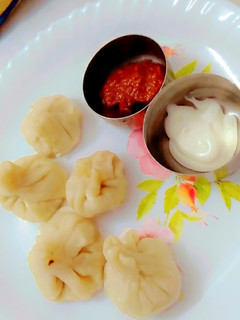 वेज मोमोस और चटनी(Veg momos aur chutney recipe in Hindi) रेसिपी मुख्य फोटो