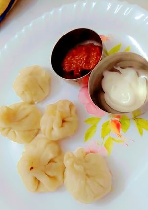 वेज मोमोस और चटनी(Veg momos aur chutney recipe in Hindi) रेसिपी मुख्य फोटो