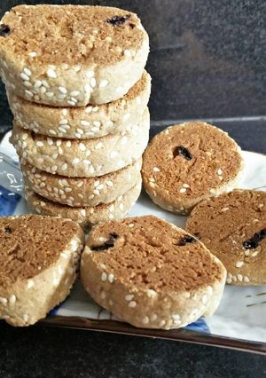 A picture of Bajra choco chip cookies.