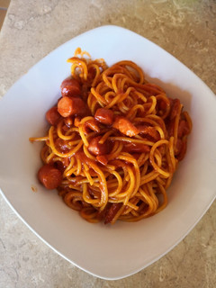 Una foto de Espaguetis con salchichas y bacon