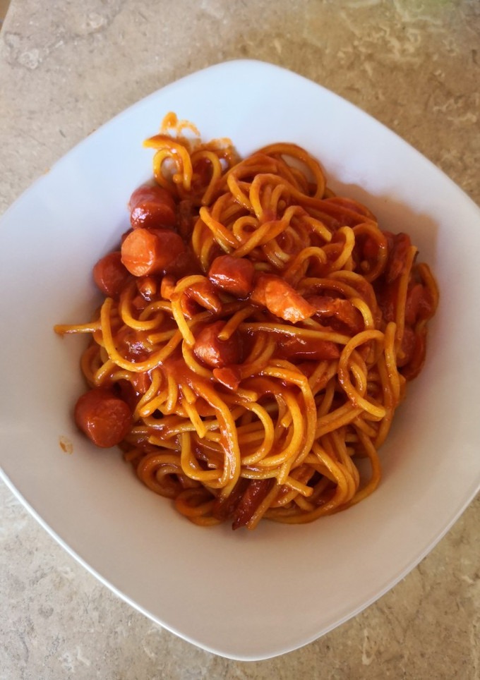 Una foto de Espaguetis con salchichas y bacon