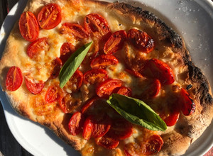 Foto di Margherita con datterini e bufala rapida(in forno col fuoco di legna)