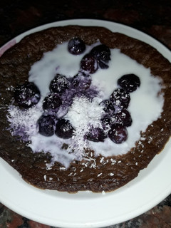 Una foto de Hotcake de chocolate, arándanos y yogur griego