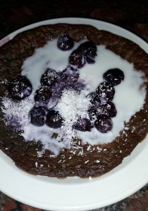 Una foto de Hotcake de chocolate, arándanos y yogur griego