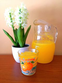 Una foto de Naranjada con limón y hierbabuena 🍊🍋🌿