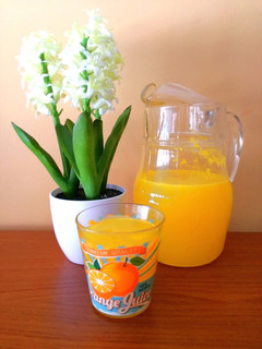 Una foto de Naranjada con limón y hierbabuena 🍊🍋🌿