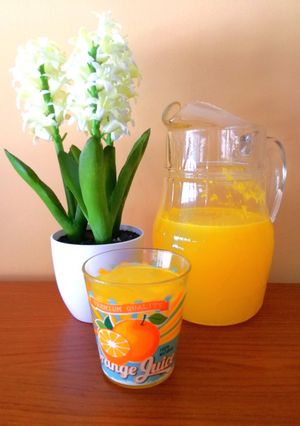 Una foto de Naranjada con limón y hierbabuena 🍊🍋🌿