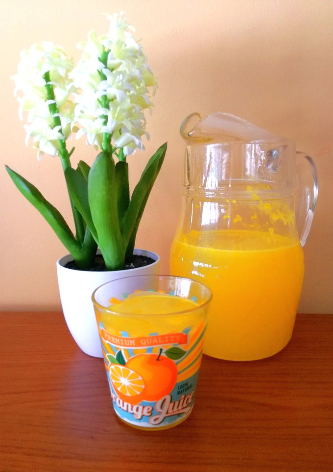 Una foto de Naranjada con limón y hierbabuena 🍊🍋🌿