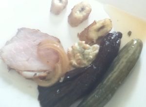 Una foto de Lomo encurtido y plátano macho al café con pepinillo y ensalada de verdura a la crema
