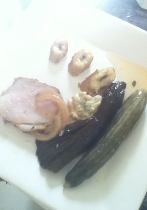 Una foto de Lomo encurtido y plátano macho al café con pepinillo y ensalada de verdura a la crema