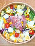 Salade de pâte et jambon cru