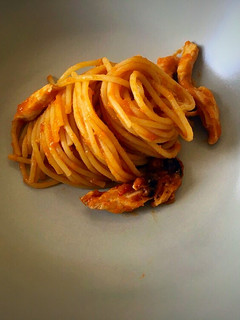 Una foto de Spaghetti con pollo y verduras