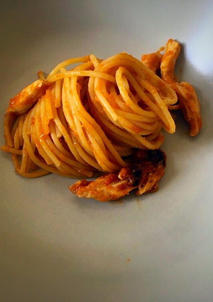 Una foto de Spaghetti con pollo y verduras