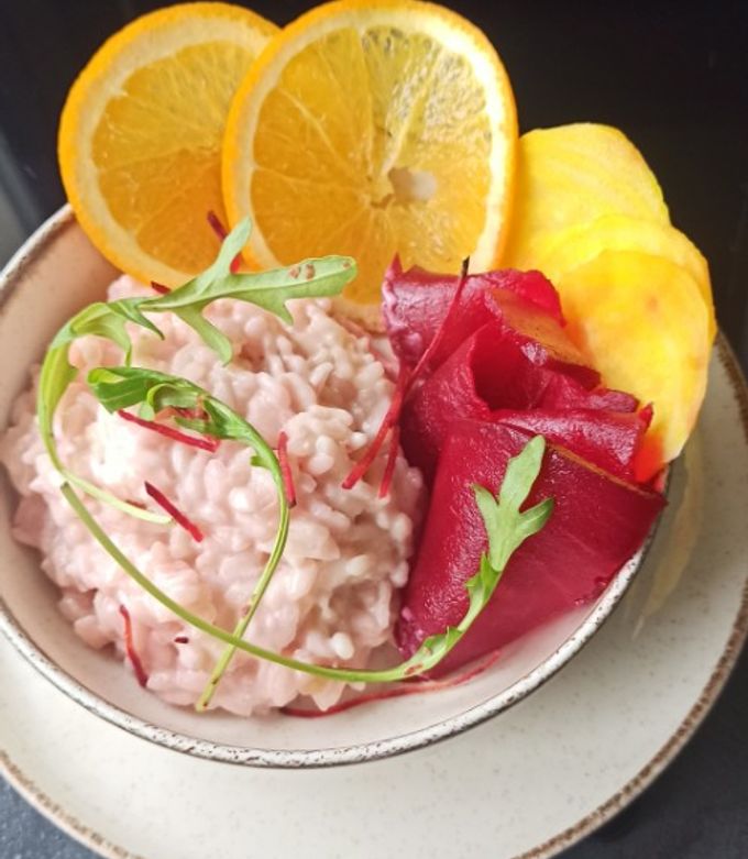 Une photo de Risotto au lait de coco betteraves rouge et jaune, orange