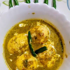 A picture of Egg in green gravy.