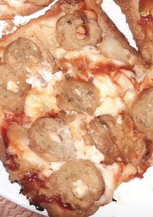 A picture of Chicken Sausage bread pizza.