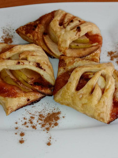 Una foto de Hojaldre con manzana, mermelada y canela