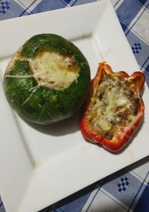 Una foto de Zapallito verde y morrones rellenos de carne "🙈