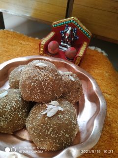 गेहूँ के लड्डू(gehun k laddu recipe in hindi) रेसिपी मुख्य फोटो