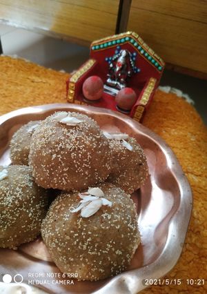 गेहूँ के लड्डू(gehun k laddu recipe in hindi) रेसिपी मुख्य फोटो